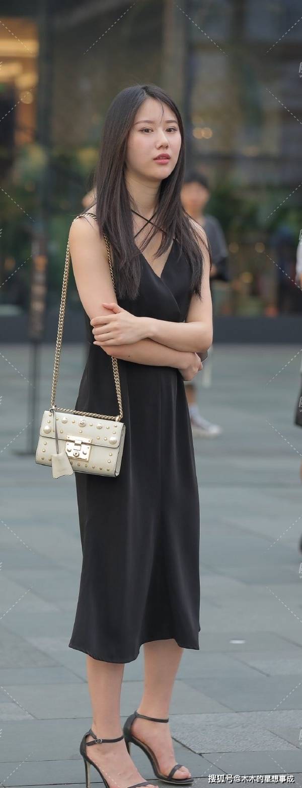 身材|V领口的服装不仅能让女孩穿出大气的时尚感更显身材