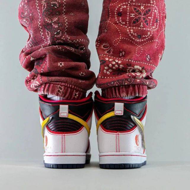 突袭|耐克SB x 高达联名模型突袭发售