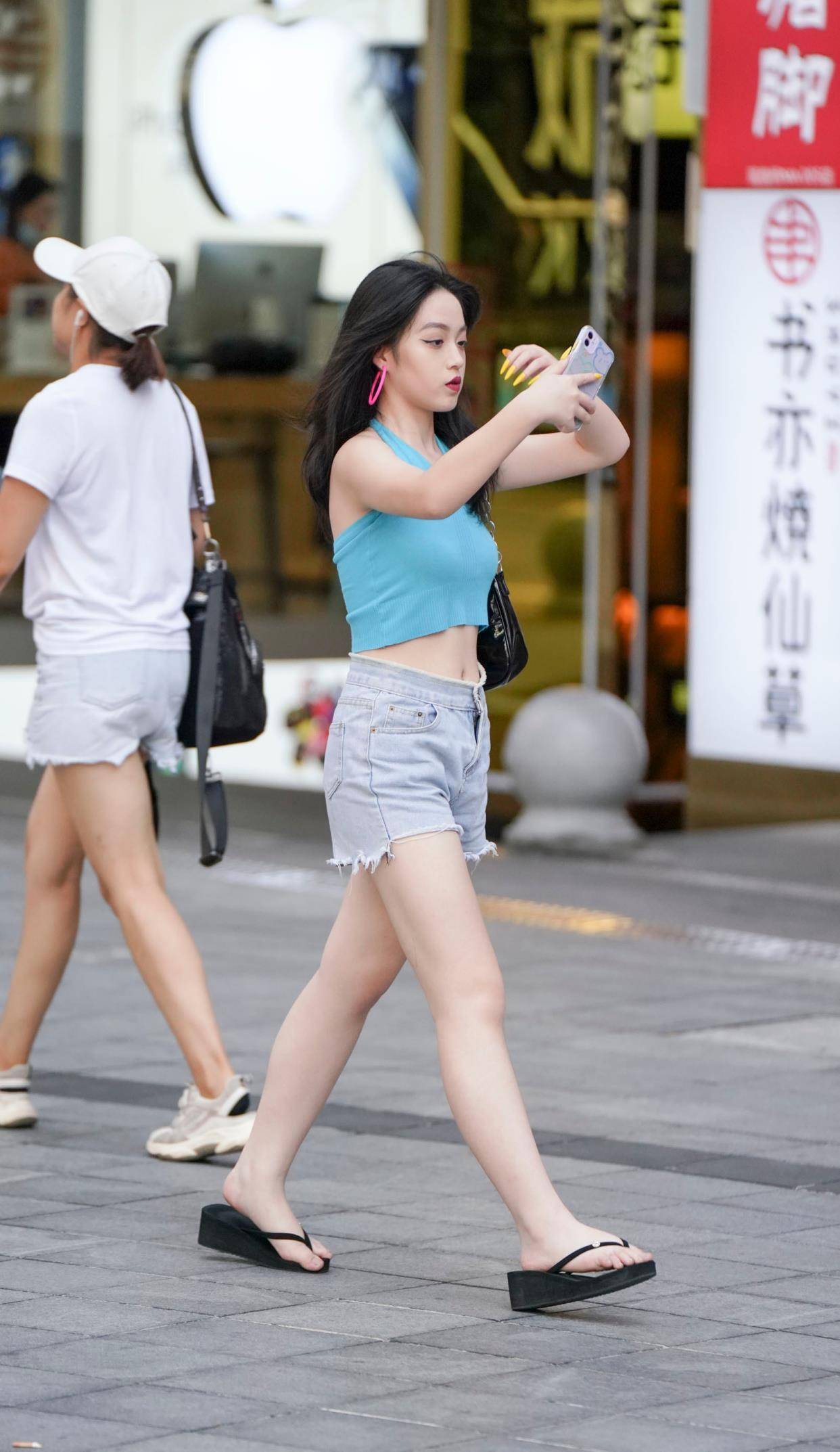 才会|“秋老虎”来了，牛仔短裤+人字拖，穿得清凉舒适又时髦