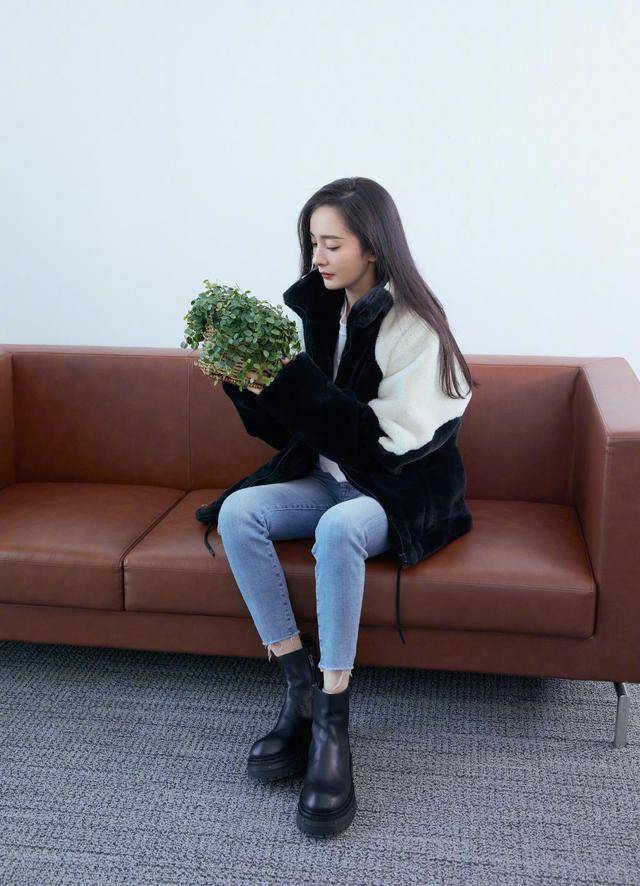 冬日|35岁杨幂晒冬日新造型，穿羊羔毛外套也难掩好身材，腿是真的细