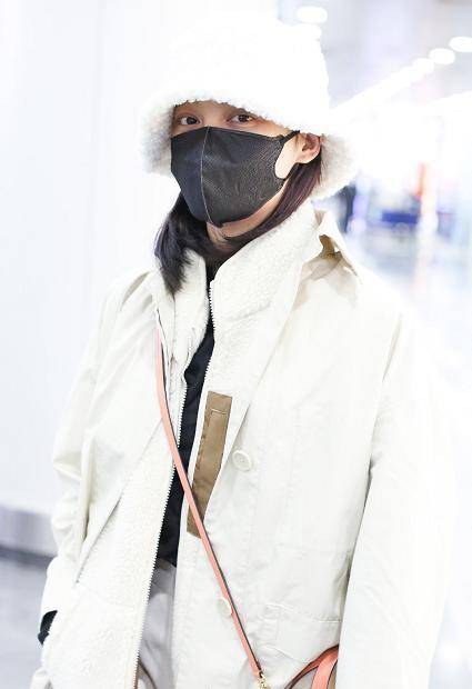 样式|34岁辛芷蕾亮相机场,穿“三层”衣服也不显胖,反而搭配出高级感