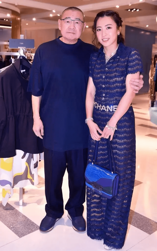 甘比|甘比3岁女儿罕见露正脸！穿短袖跟妈妈参加活动，长相神似刘銮雄