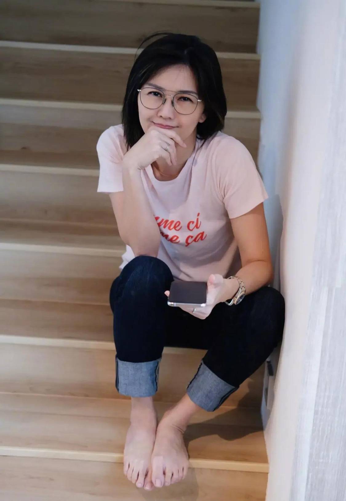 孙燕姿素颜出镜大方真实皮肤松弛还有小坑洼女神都这么老了