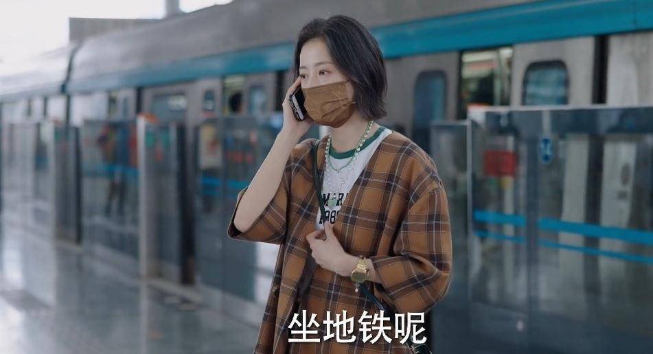 配饰|周雨彤在《我在他乡挺好的》中演技哭戏值得夸，她的衣品更值得夸