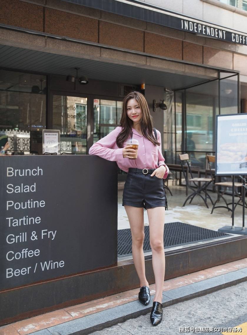 黑色|粉色衬衫下搭一条黑色短裤，甜美减龄同时又不失干练的职场气息