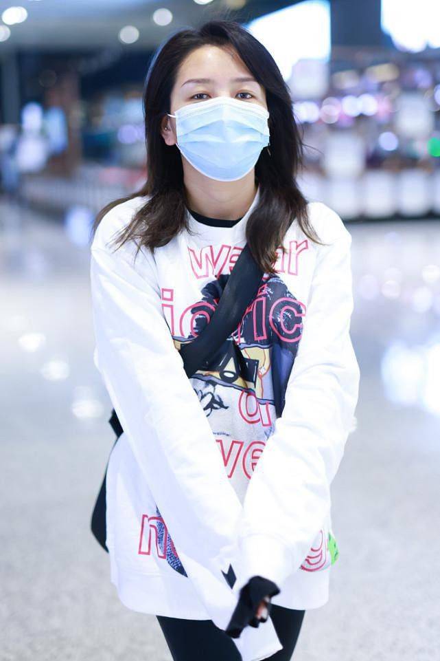 超短裙|何洁身材微胖却很会穿,卫衣配鲨鱼裤活力十足,穿出少女的活泼感