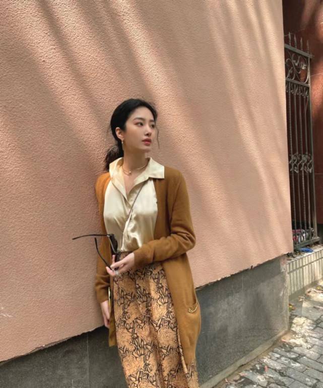 服装|秋季如何打造温柔风穿搭？选择针织衫就对了好看不过时，快学起来