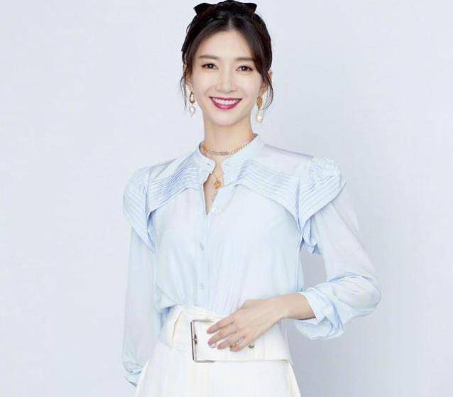 身材|宋慧乔单身之后更美了，穿白色毛衣配牛仔短裤，模样太像小姑娘了