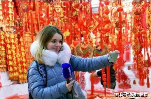 来旅游的俄罗斯人很困惑，这样东西明明很贵，怎么中国人当水喝？