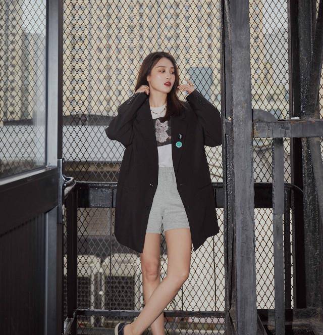 设计|女人一旦过了45，穿衣尽量：颜色素一点、款式宽一些，时髦又减龄