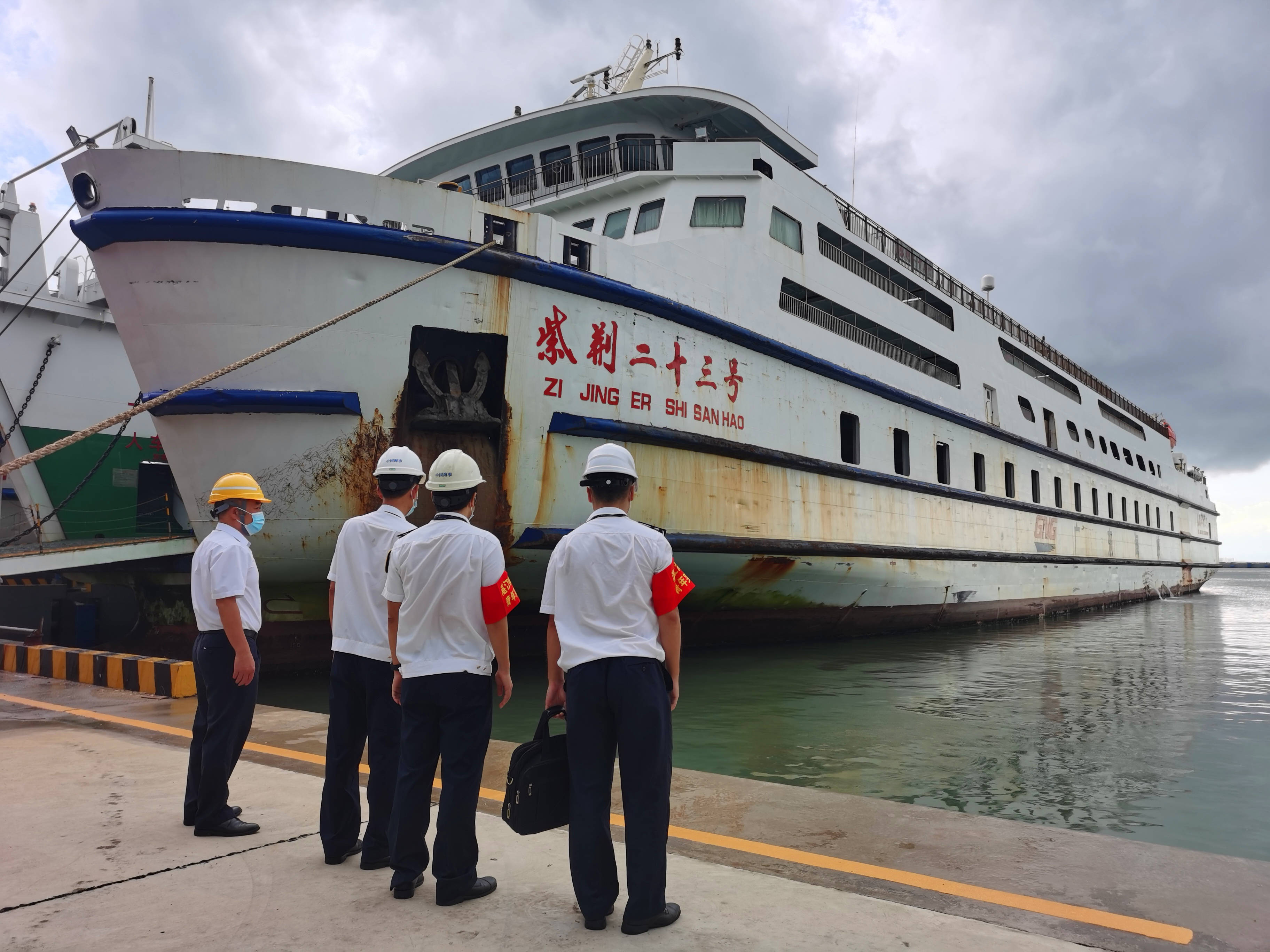 琼州海峡最大的客滚船图片