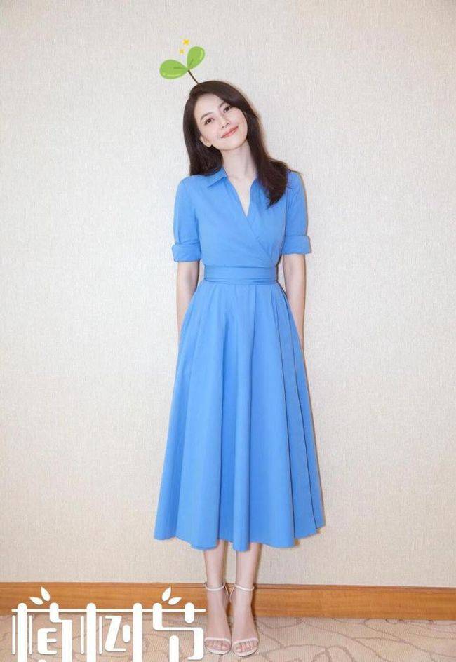 设计|高圆圆太适合蓝色了，一袭深蓝色长裙好优雅，一般人真是比不上