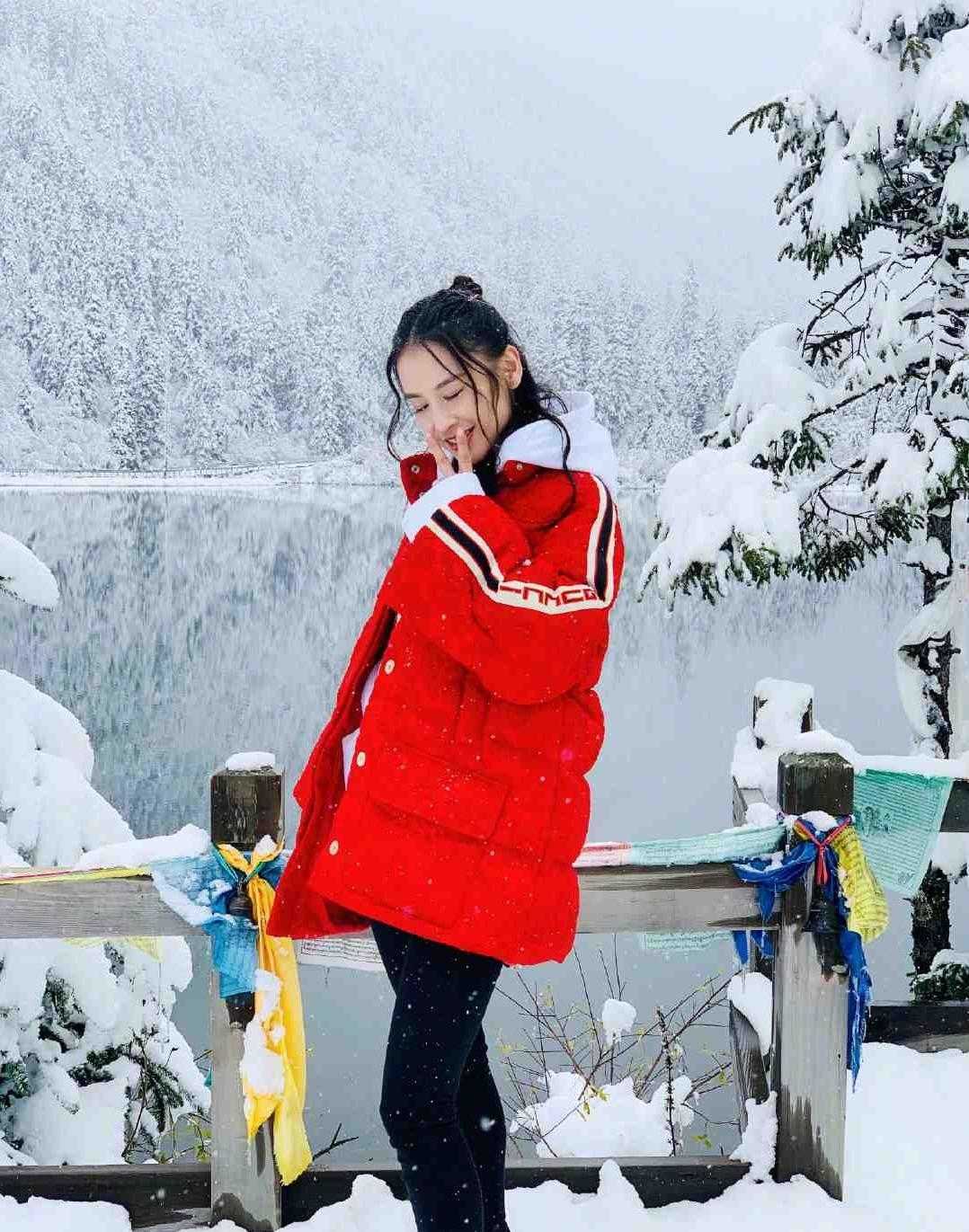 下半身|黄圣依雪地里太会穿了，红色羽绒服配小脚裤凹造型，显瘦又保暖