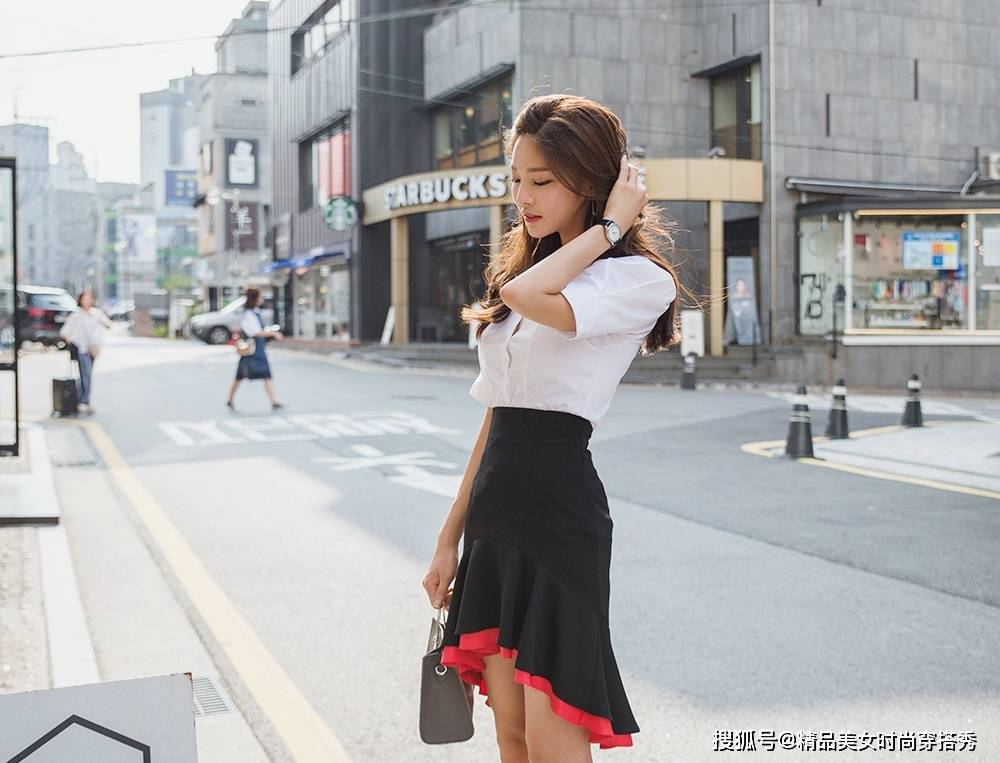 鱼尾|白色的衬衫搭配黑色的鱼尾裙,干练又不失优雅