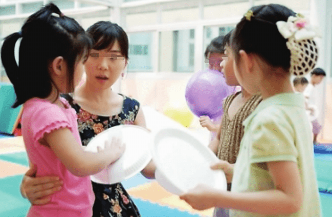 小雪|孩子在幼儿园的表现更好，难道是“两面派”？许多家长不懂娃的心