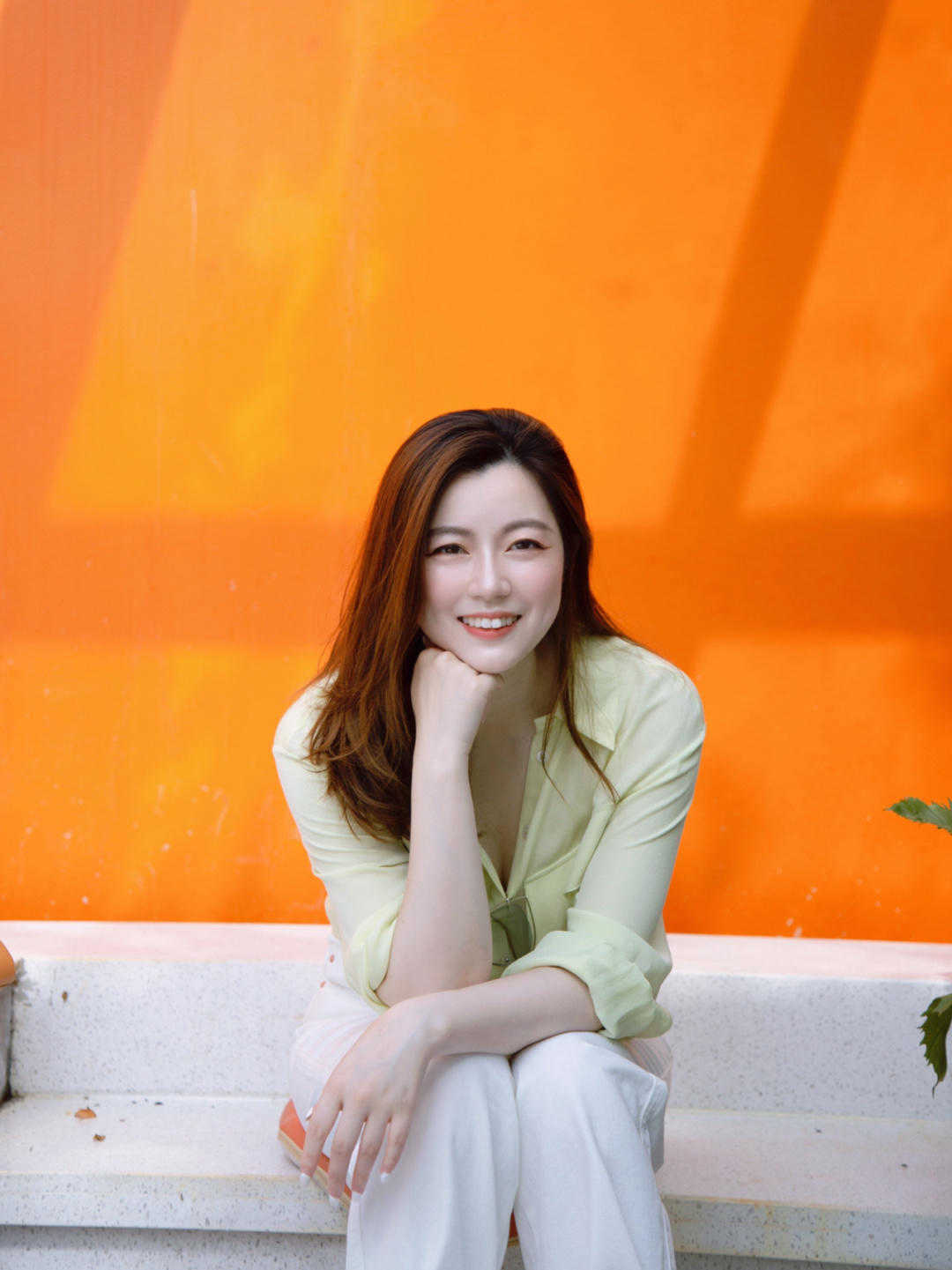 是属于|秋天的穿搭指南,衬衫搭配白色牛仔裤温柔清爽又好看,舒适大方