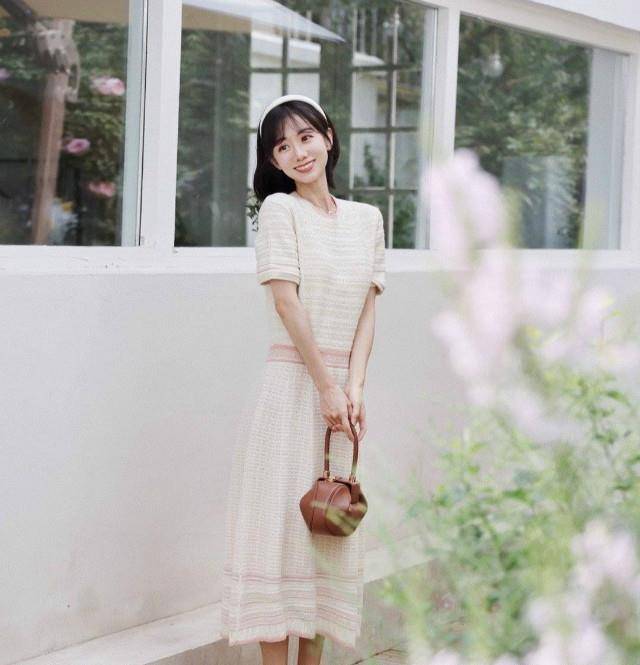 设计|女人一旦过了45，穿衣尽量：颜色素一点、款式宽一些，时髦又减龄