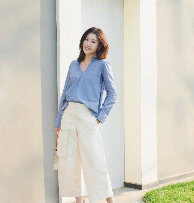 设计|女人一旦过了45，穿衣尽量：颜色素一点、款式宽一些，时髦又减龄