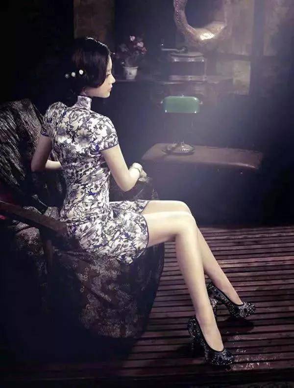 青花瓷|当旗袍碰到了青花瓷，相互衬托，真乃天作之合