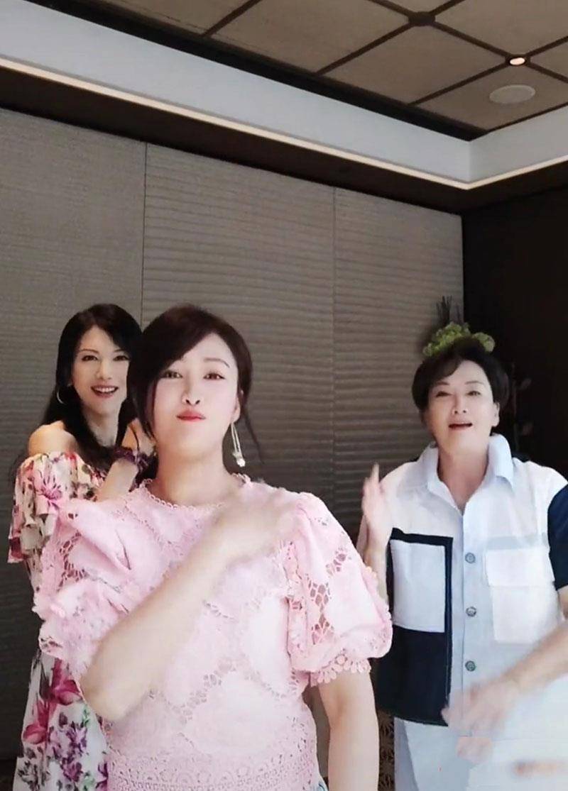 什么|梁小冰现身港姐聚会！52岁穿粉衣跳舞似选美现场，关咏荷捂嘴害羞