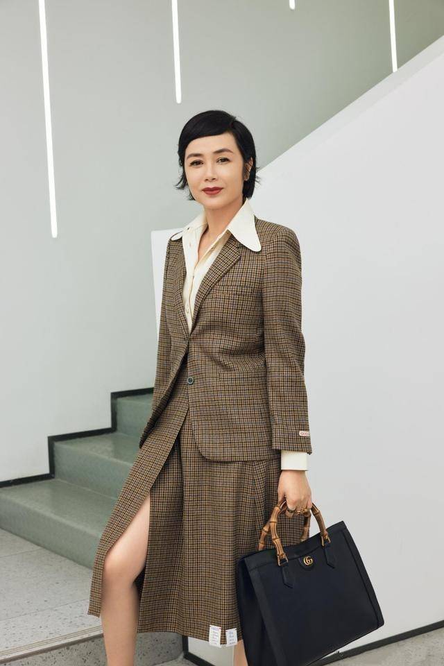 蒋雯丽真是大婶界的骄傲穿红裙配黑西装气色被点亮太娇艳