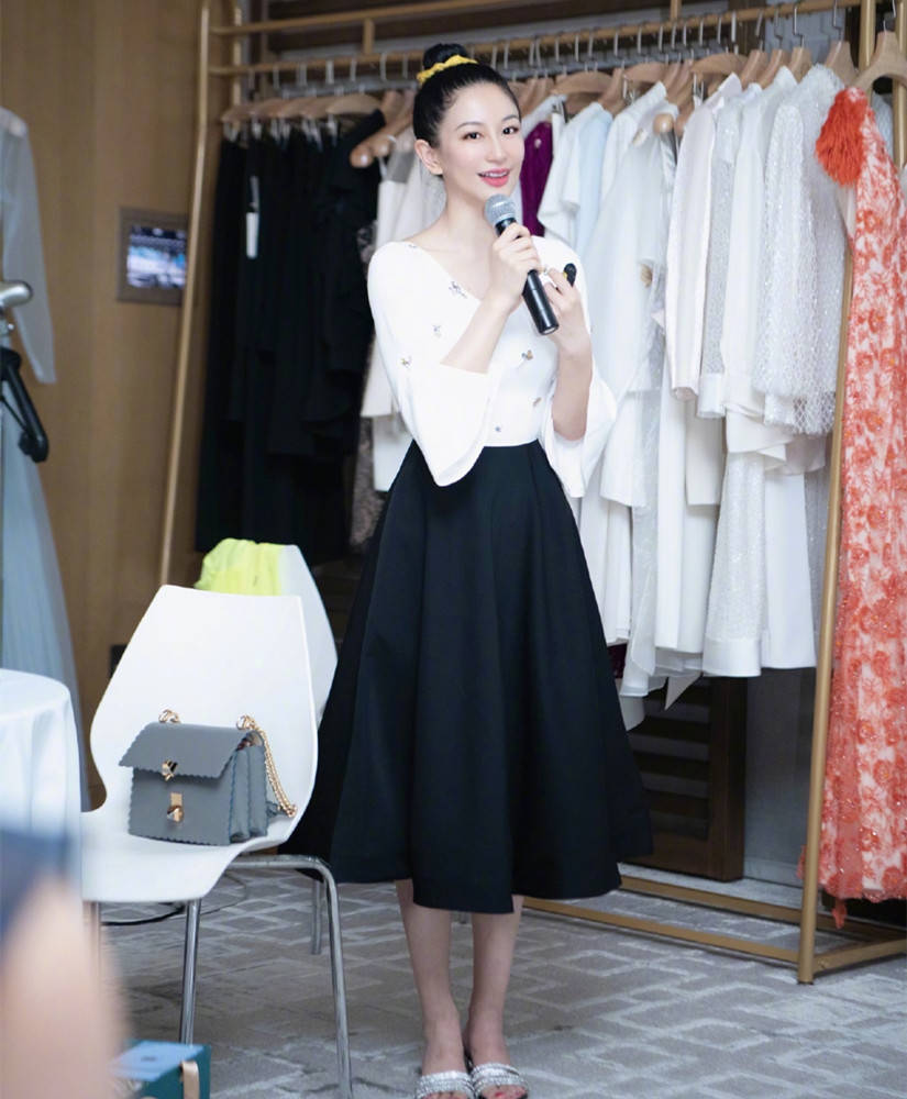 刘钧|戏外的“乔祖望”真幸福，小14岁妻子是设计师，穿搭比明星还惊艳