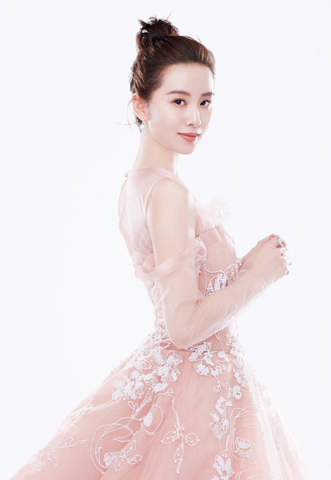 赵丽颖|刘诗诗产后首组写真曝光,牛仔外套青春时尚,生完孩子又变少女了