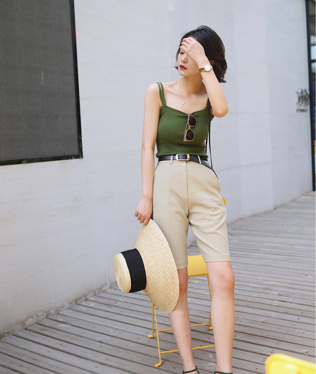 吊带|女人再懒,也别总穿T恤出门,今年流行“吊带+裤子”,时髦又清爽
