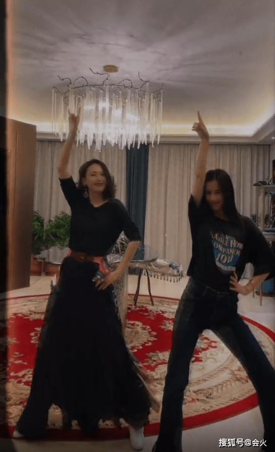 喇叭裤|38岁黄圣依与程莉莎家中热舞，扭腰摆胯身材好，头上巨型吊灯抢镜