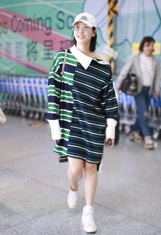 私下里|宋茜私下里还挺有个性的，POLO衫“歪着穿”，秀出肩膀挺抢镜