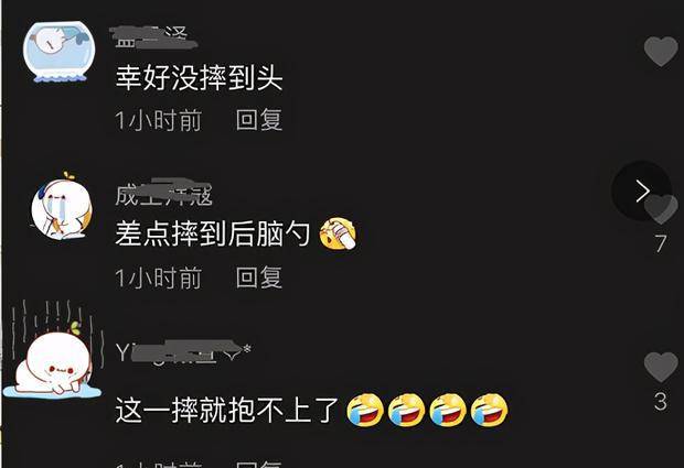 手机|幼儿园老师被“擒拿”，孩子们的反应太暖心，网友：小心摔到头