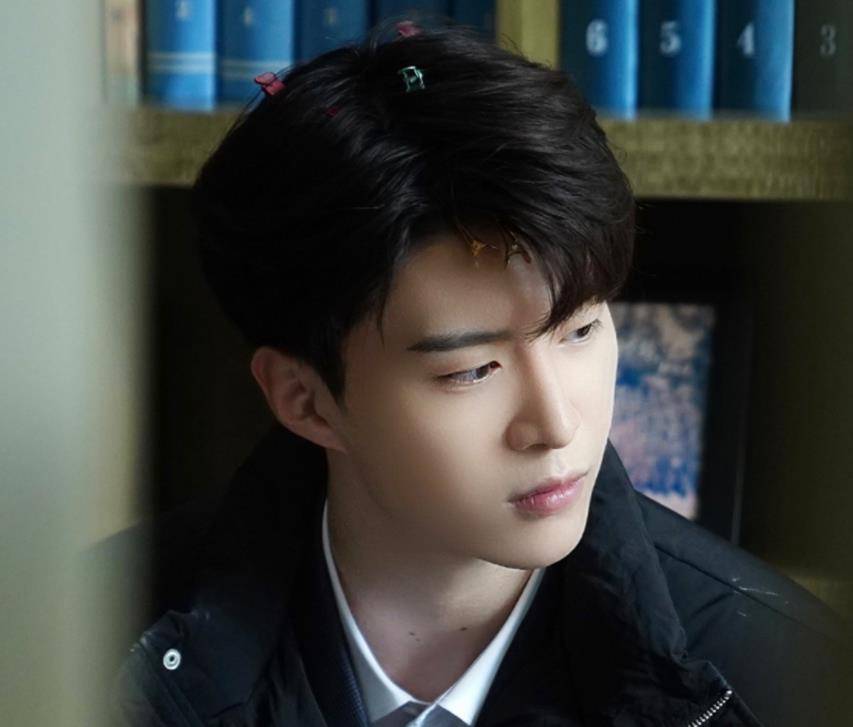 演技|关晓彤新剧海报出炉，我却被女配角颜值吸引，晓彤要有压力啦！