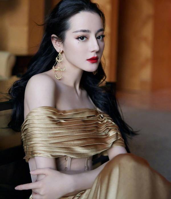 曲线|迪丽热巴香槟礼服大秀凹凸身材，腰部曲线露出女人味，妩媚又高贵