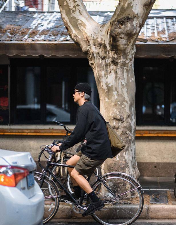 年轻人|上海街头6、70岁的老大爷，爱穿大牌爱扮酷，比小伙子还时髦