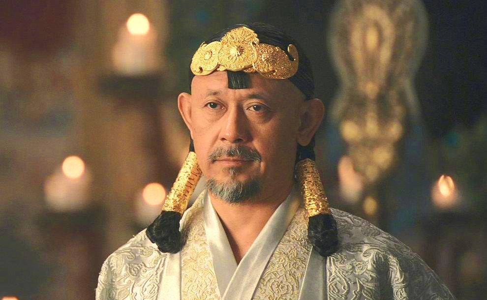 姜文|姜文两条“小辫儿”造型引出话题，关晓彤饰演女主角图兰朵