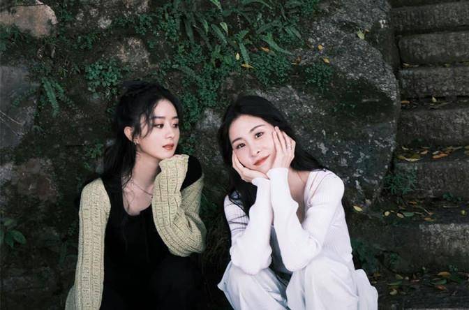 娘家|赵丽颖重回“娘家”!穿499T恤配3百开衫超节约,众人围绕太受宠