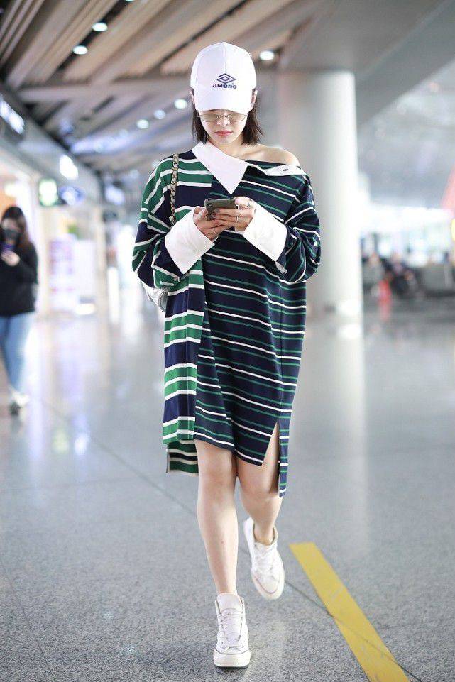 私下里|宋茜私下里还挺有个性的，POLO衫“歪着穿”，秀出肩膀挺抢镜