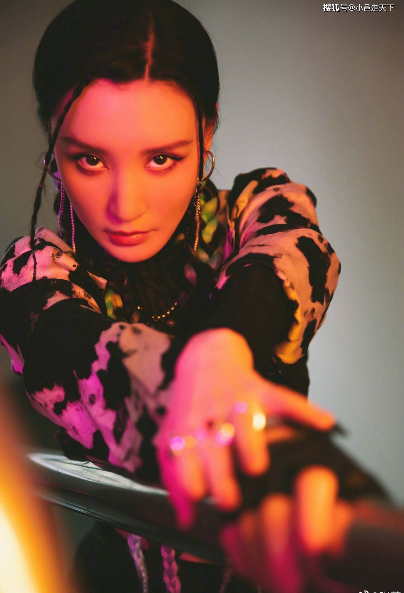 黑色|张萌黑色皮裤时尚写真