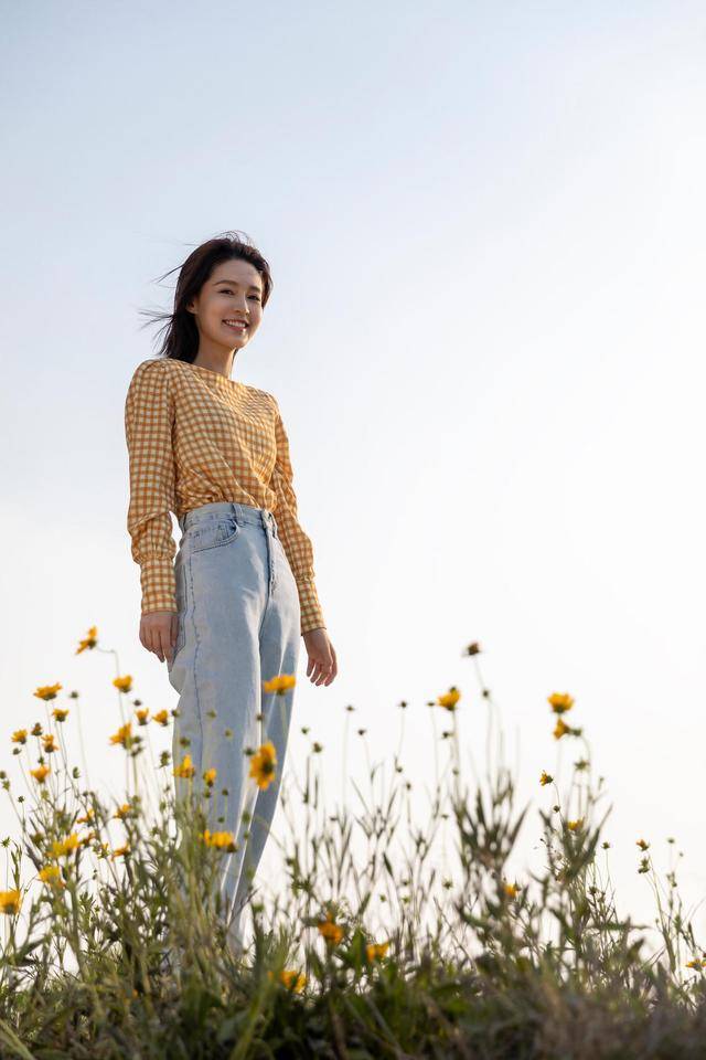 身材|李沁戴“小绿帽”淘气又好看，穿毛衣配黑紧身裤，少女感扑面而来