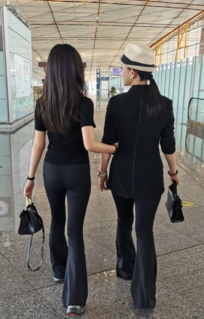 黑色|赵文卓好福气！41岁妻子一身黑贵气优雅，13岁女儿身材气质太优越