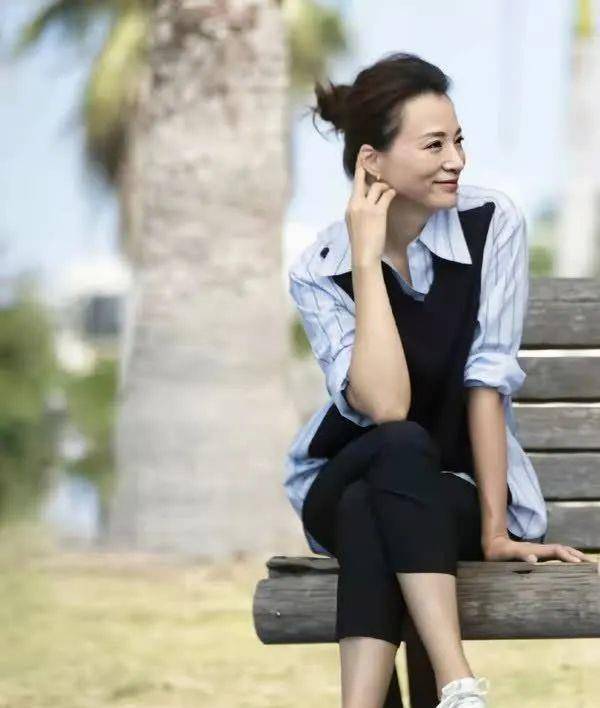 显得|47岁董卿一改优雅风格,穿卫衣搭九分裤休闲减龄,初秋照穿好元气