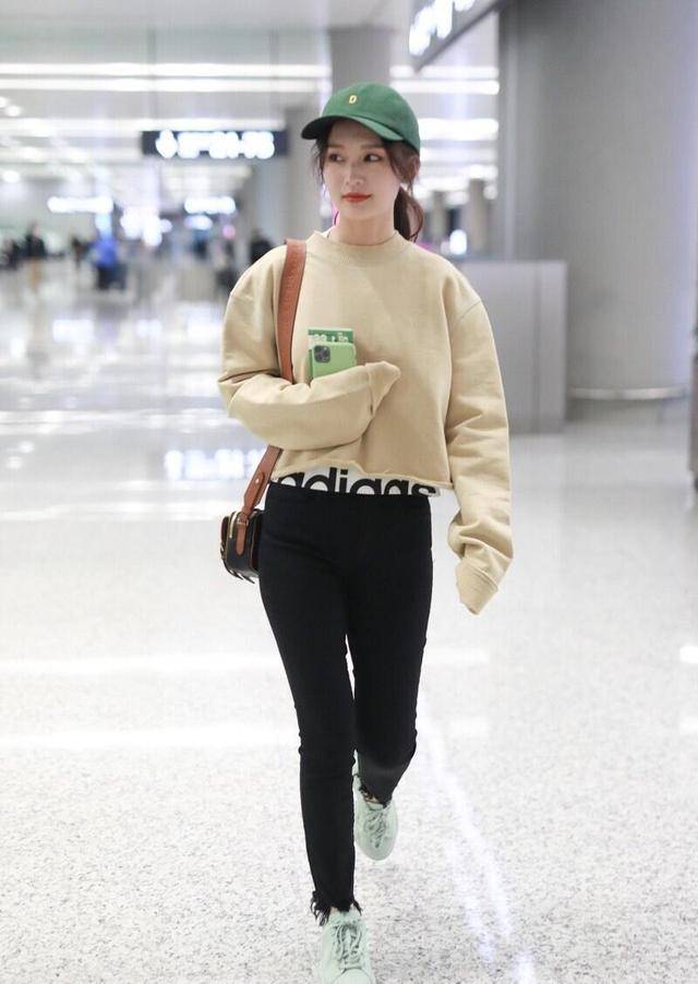 身材|李沁戴“小绿帽”淘气又好看，穿毛衣配黑紧身裤，少女感扑面而来