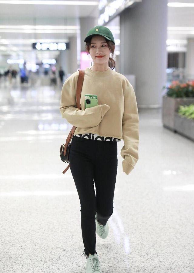 身材|李沁戴“小绿帽”淘气又好看，穿毛衣配黑紧身裤，少女感扑面而来