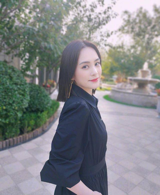 黑色|阿娇又“翻车”，蓝色卫衣配阔腿裤暴露真实身材，真不会“藏拙”