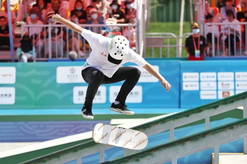 从街头滑向全运高群翔摘得十四运会滑板男子街式金牌