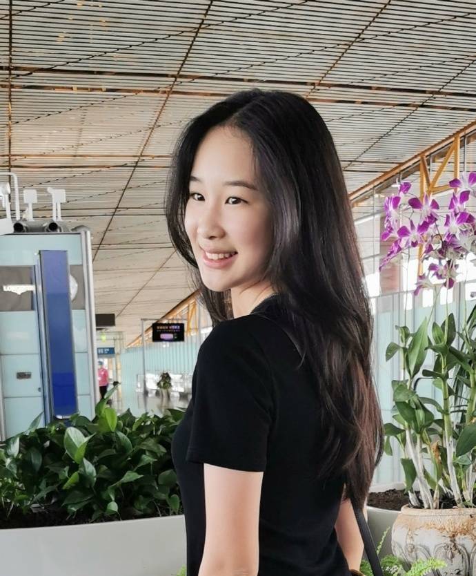 黑色|赵文卓好福气！41岁妻子一身黑贵气优雅，13岁女儿身材气质太优越