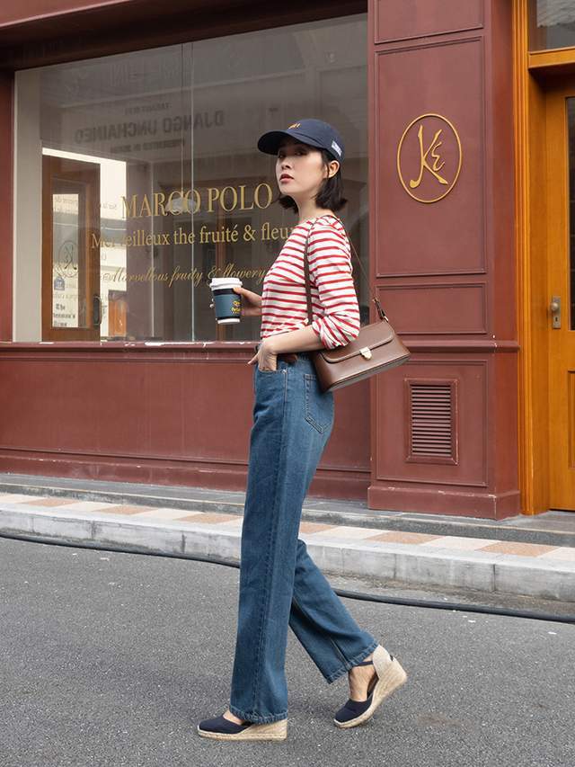 西裤|今年秋天“条纹衫”又火了,搭配上牛仔裤或直筒西裤,高级又洋气