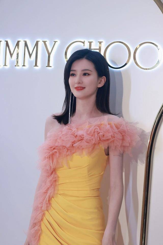 饱和度|乔欣挺有“富家千金”的感觉，身着高开叉裙秀漫画腿，魅惑又撩人