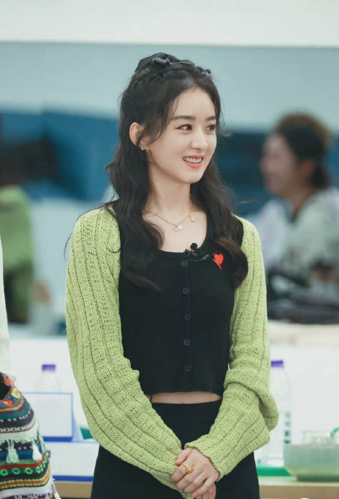 一身|赵丽颖穿得真有秋日气息，穿一身黑配针织“袖套”，显瘦还好时髦