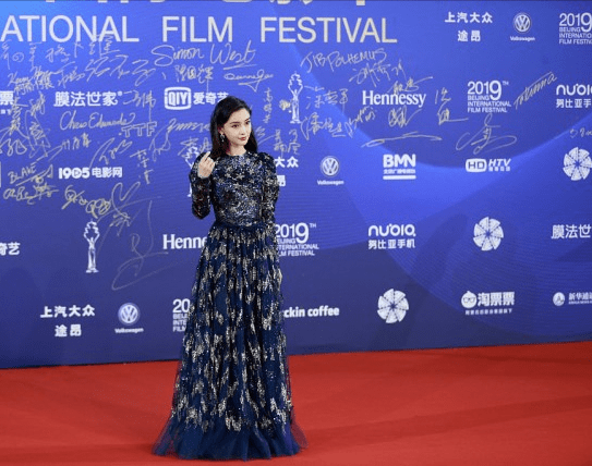 杨颖|穿上迪奥的杨颖，气质一下就成熟了，当妈人的样子真是与众不同